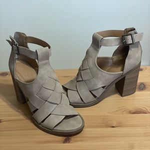 Universal Thread Women's Auburn Faux Leather Open Toe Stacked Heel Pumps Size 8